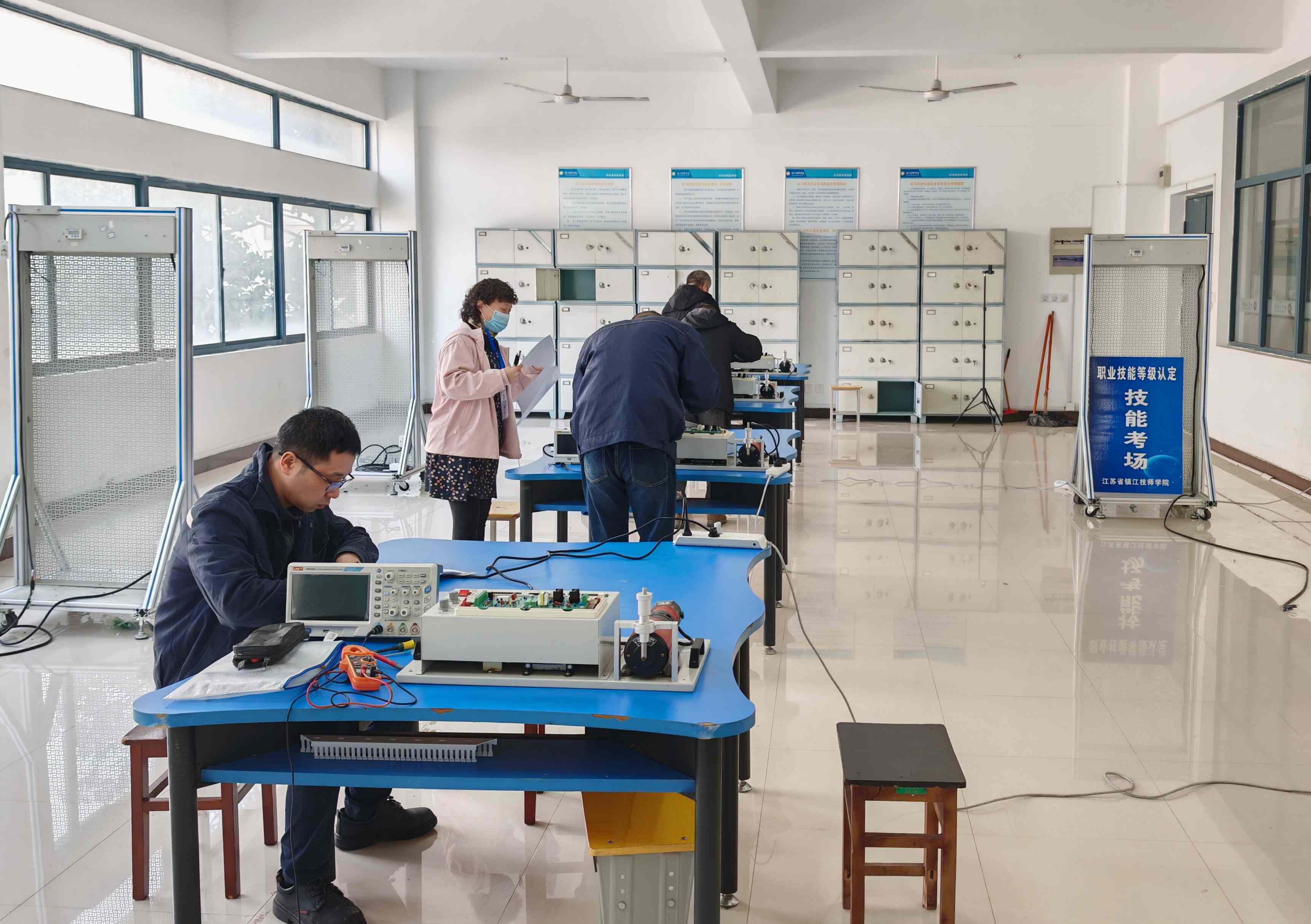 职业技能点亮工匠梦想 学校开展电工技师职业技能等级考评工作
